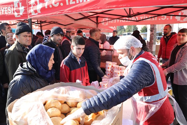 İzmit Belediyesi’nin Darıca’da sıcak yemek hizmeti sürüyor <