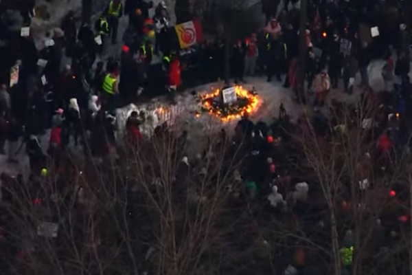 Yüzlerce yaslı, dondurucu soğukta Renee Good'u anmak için toplandı<
