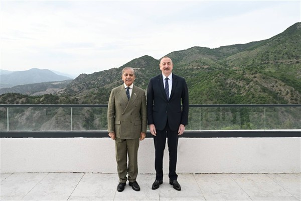 Aliyev, Pakistan Başbakanı Şerif ile bir araya geldi<