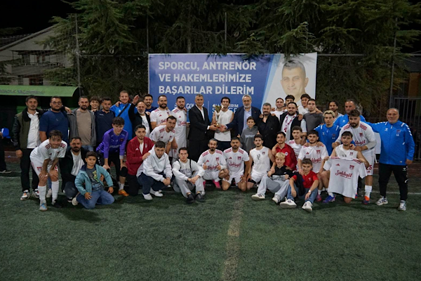 Gölcük Belediyesi 12. Başkanlık Kupası'nda şampiyon Ulaşlıspor oldu<