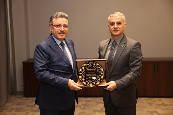 Başkan Genç’e teşekkür plaketi takdim edildi<