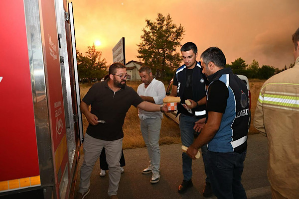 Kepez'den Antalya'daki yangın bölgesine araç, personel ve gıda desteği