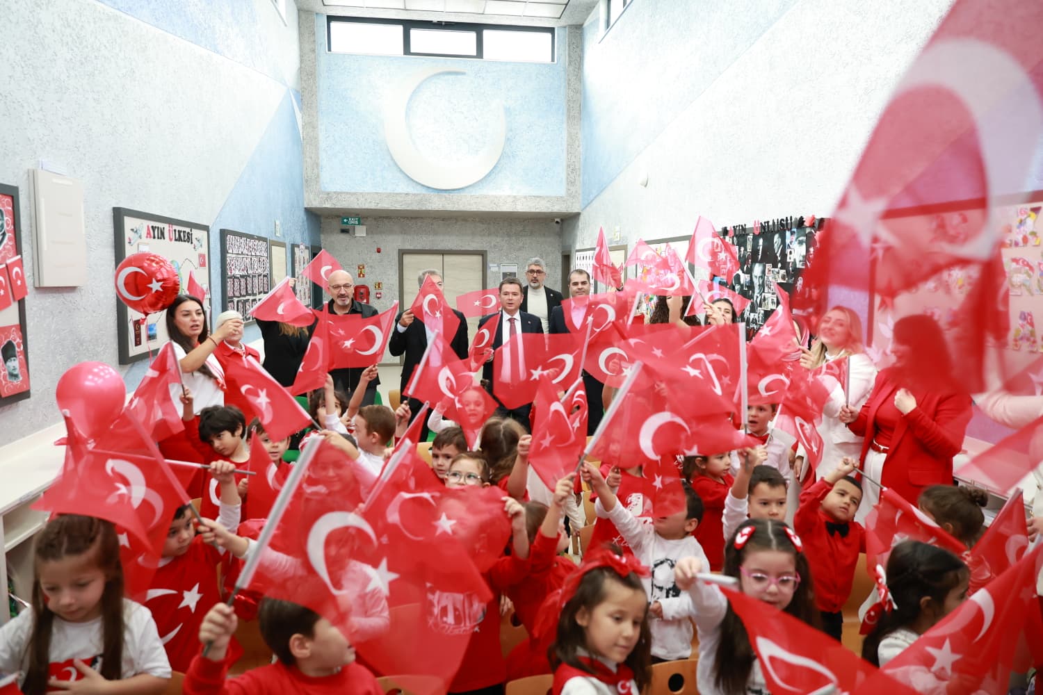 Cumhuriyet heyecanına Gölcük'ün kreşleri de dahil oldu<