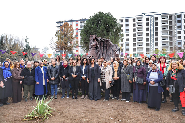 “Direnişçi Kadınlar” heykeli Medya Parkı’nda açıldı<