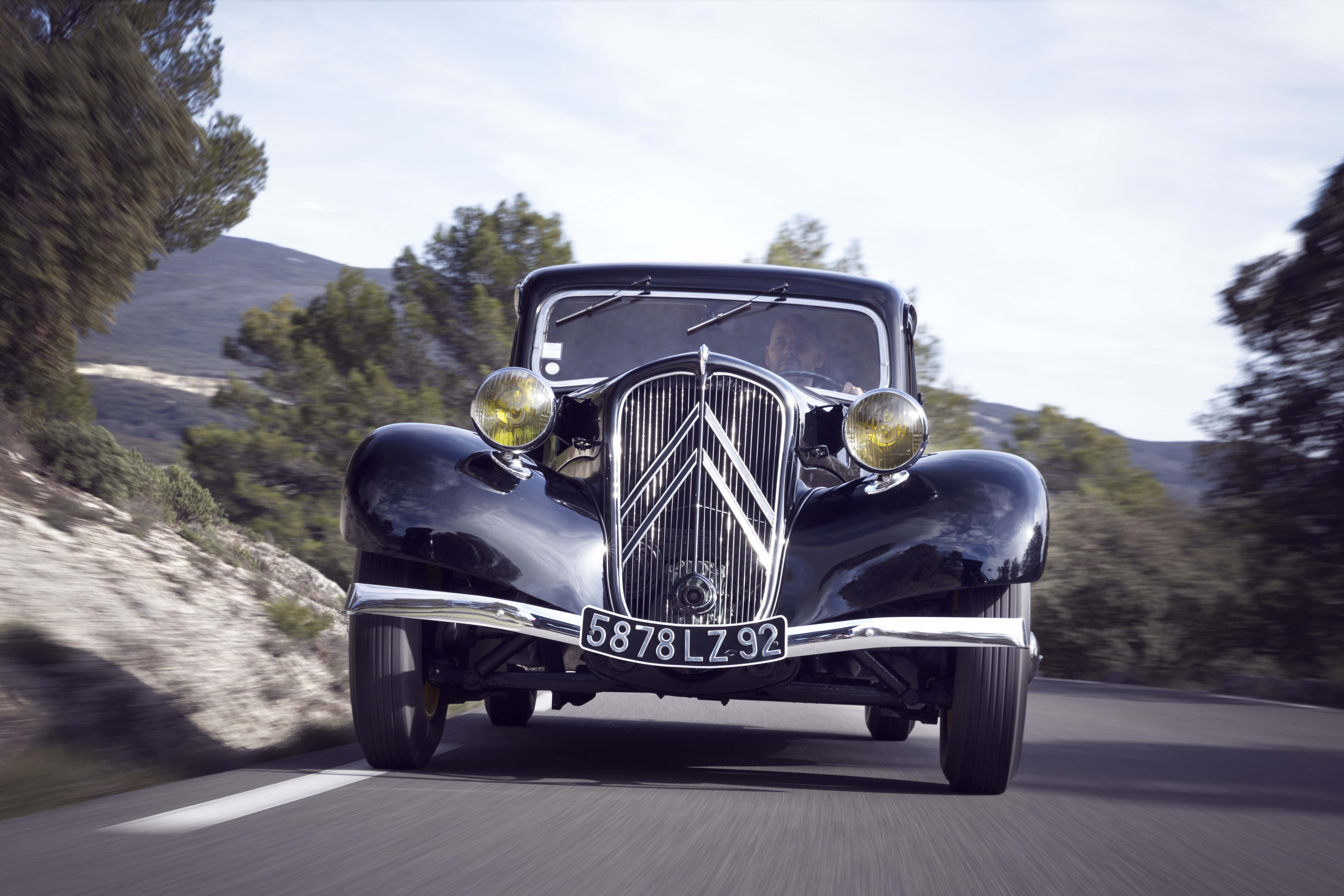 Citroen'in Paris'te görücüye çıkardığı modeli Traction Avant, bu yıl 90 yaşını kutluyor