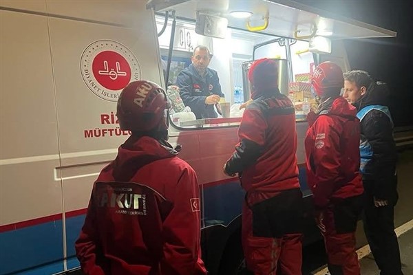 TDV'nin Mobil İkram Aracı, Rize'de hizmet vermeyi sürdürüyor<