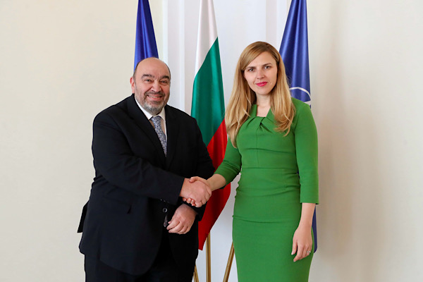 Petrova, Yunanistan'ın Bulgaristan Büyükelçisi Liberopoulos ile görüştü<