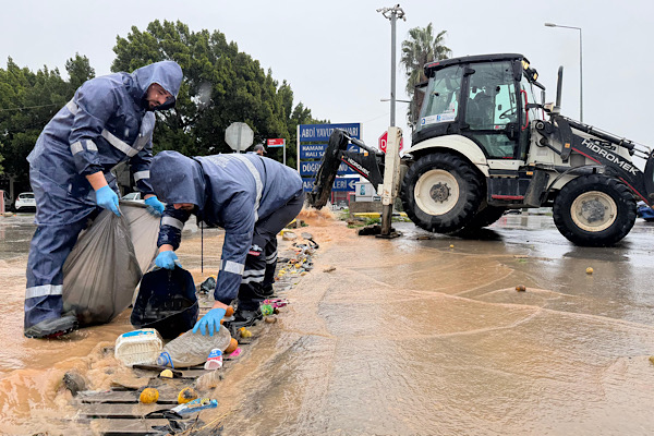 Antalya’da yağış ve rüzgara karşı saha çalışması yürütüldü<