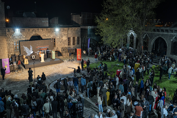 Amed Uluslararası Tiyatro Festivali “Barış İçin Diyalog” temasıyla başladı<