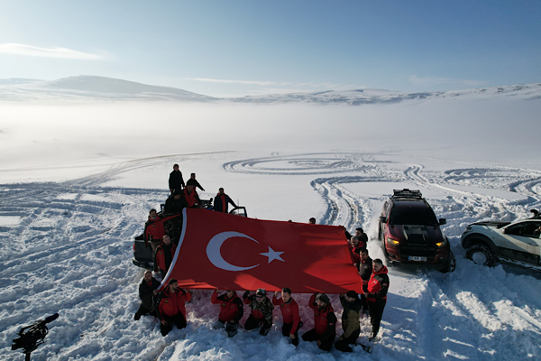 Erzurum’da kar raftingi ve doğaya yem bırakma etkinliği<