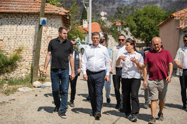 Başkan Tugay, Foça'da yangın bölgesinde<