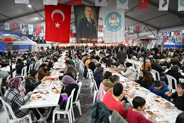 Başkan Dutlulu, Manisa halkıyla iftar sofrasında buluştu<