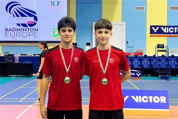 Erzincanlı badmintonculardan gümüş madalya<