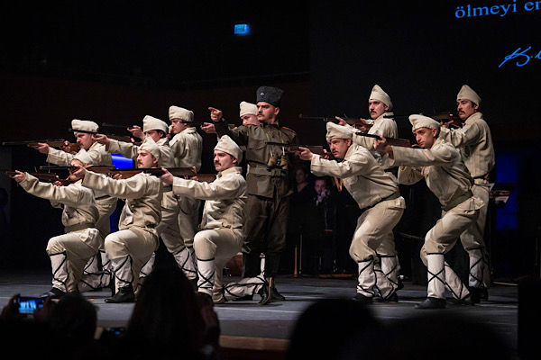 İzmir’de “Uyan Memet” dans ve müzikal anlatısı sahnelendi<