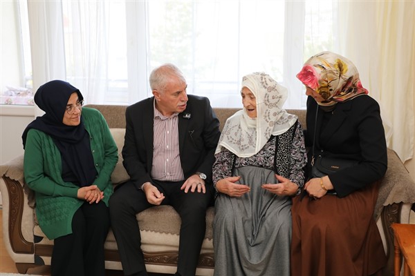 Başkan Memiş, yaşlı vatandaşları ziyaret etti<