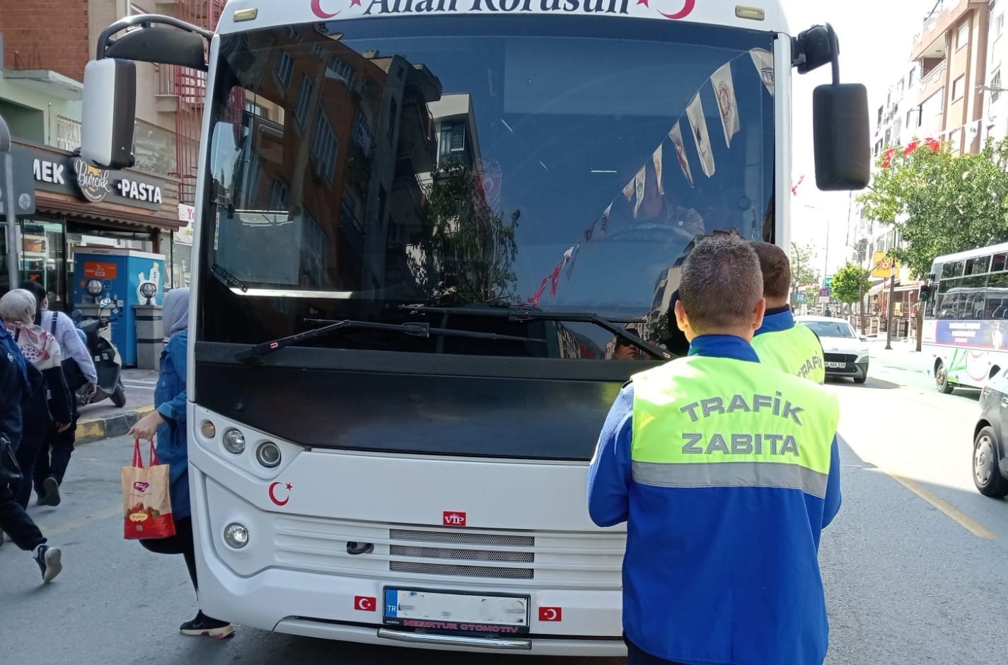 Manisa'da Trafik Zabıta ekiplerinden servis araçlarına denetim<