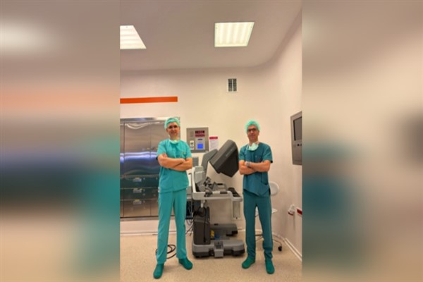 Tek böbrek üstü beziyle yapılan ameliyat literatüre girdi<