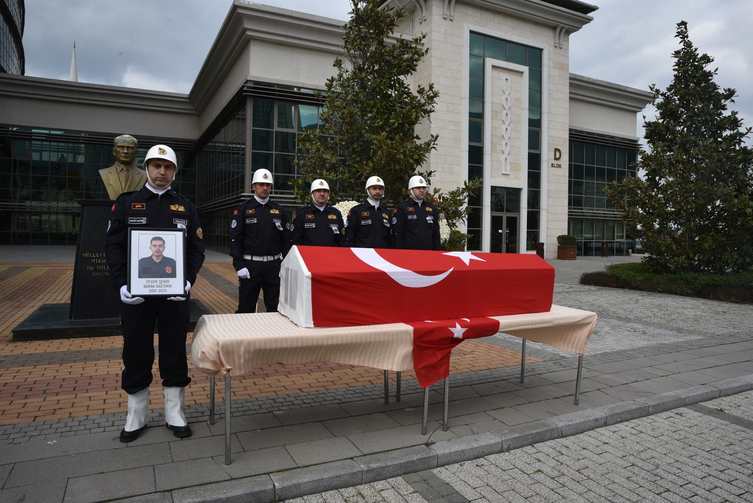 Bursa'da itfaiyeci Burak Dağtekin için cenaze töreni düzenlendi