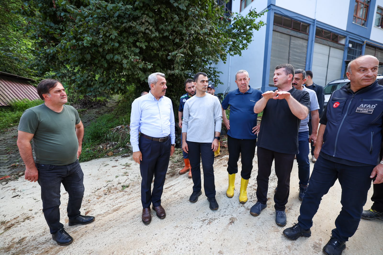 Vali Baydaş, yağıştan etkilenen Pazar ve İyidere’de incelemelerde bulundu