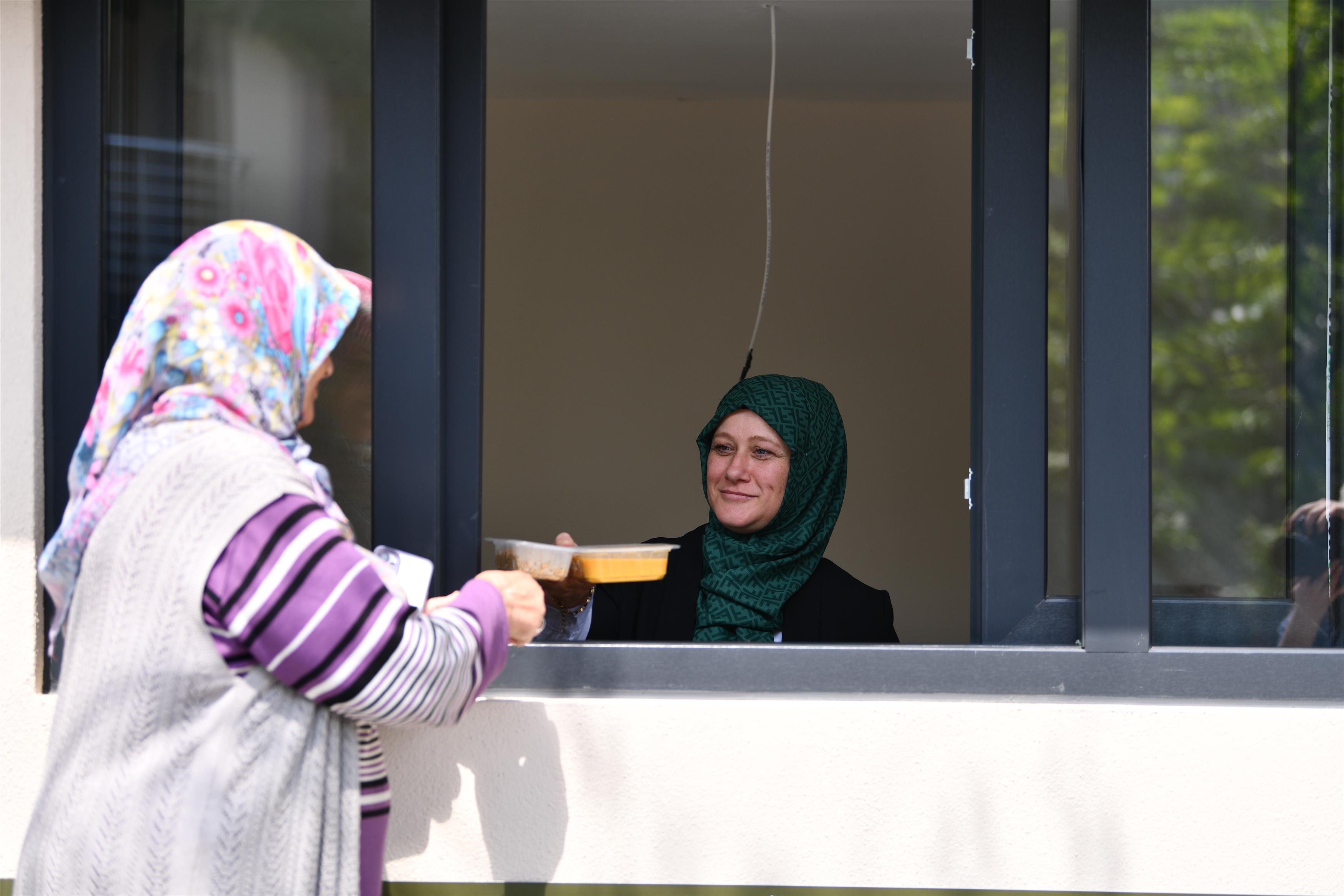 Balıkesir’de Yakın Mutfak binlerce kişiye sıcak yemek ulaştırdı