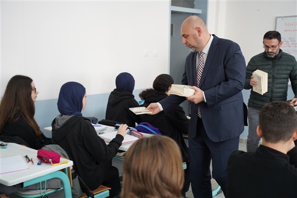 Başkan Aydın, öğrencilerle birlikte kitap okudu 