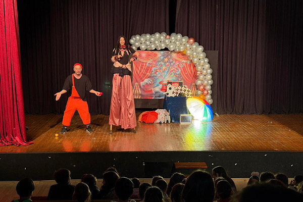 Yalova’da mini sirk gösterisi çocuklarla buluştu<