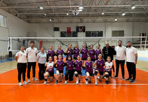Öz Kayapınar Belediyespor Küçük Kadınlar Voleybol Takımı, rakibini mağlup etti 
