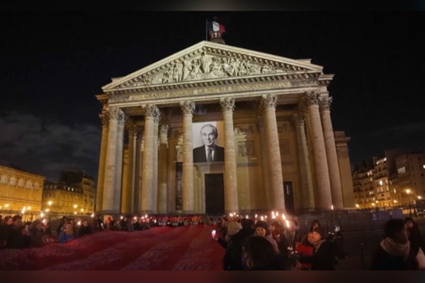 Fransa genelinde artan kadın cinayetleri Paris'te protesto edildi
