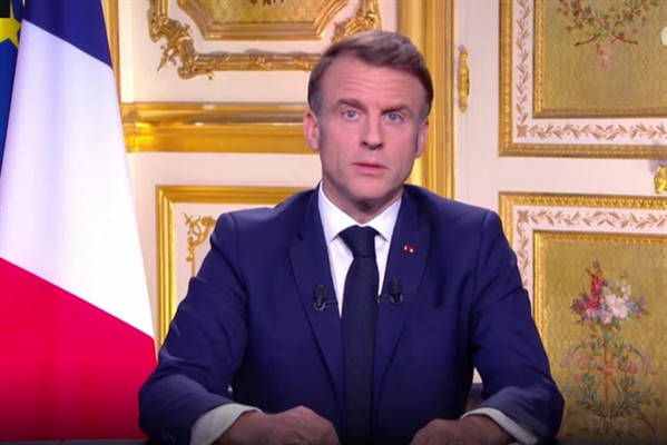 Macron, rakiplerini istikrarsızlığı körüklemekle suçladı<