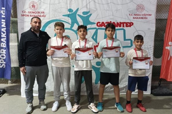Küçük tenisçiler Türkiye finallerinde<