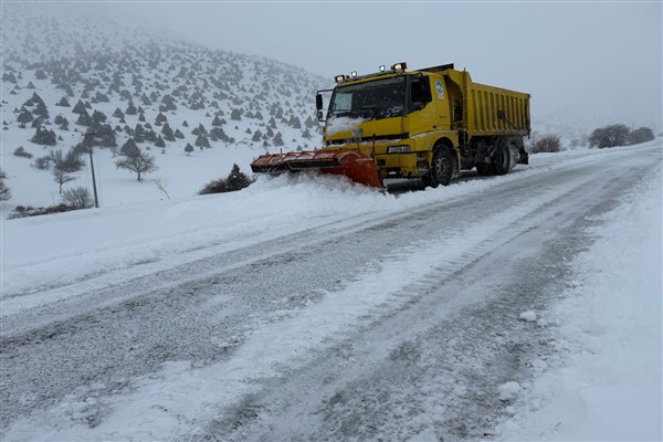 Kayseri Büyükşehir Belediyesi, karla mücadele çalışmalarını sürdürüyor