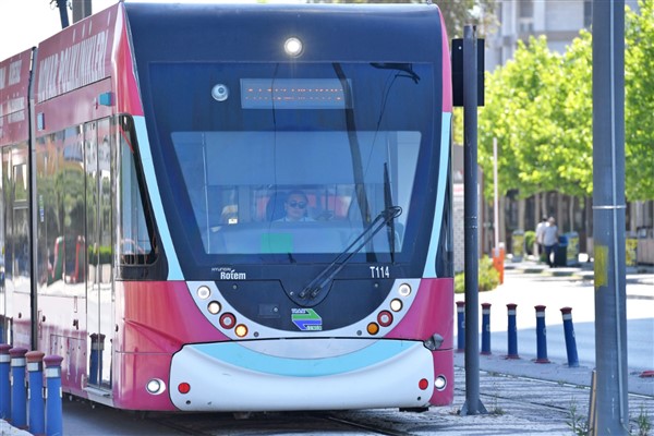 İzmir'deki raylı sistemlerinde çalışan 282 vatmanın 33'ü kadın