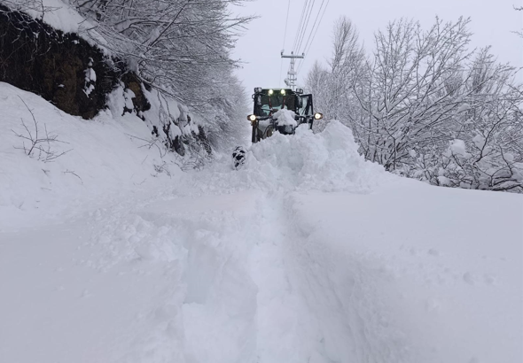 Büyükşehir ekipleri, karla mücadele çalışmalarına devam ediyor<