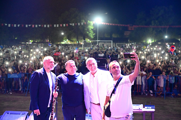 Kırkağaç'ta kurtuluş yıl dönümü ve kavun festivali kapsamında konser düzenlendi