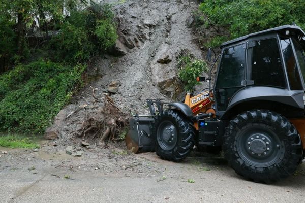 Osmangazi’de toprak kayması sonrası yol yeniden güvenli hale getirildi<