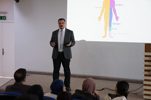 Esenyurt’ta “Yapay Zeka Çağında Yetenek Yönetimi” semineri düzenlendi<