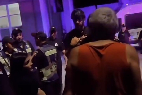 Ukrayna'da kadınlar askere alınan yakınlarını kurtarmak için stadyum bastı<
