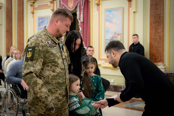 Zelenski, şehit yakınlarına konut sertifikası verdi<