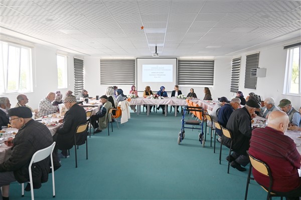 Karaman huzurevindeki annelerin Anneler Günü kutlandı<