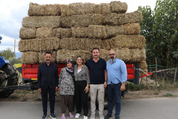 İzmit Belediyesi, yangında zarar gören üreticilere yem ve saman desteği verdi