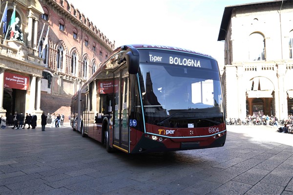 Bologna'ya 18 metrelik elektrikli otobüsler teslim edildi