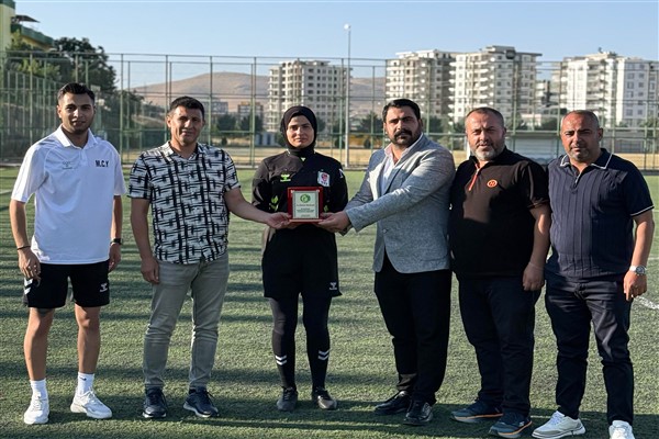 Şanlıurfaspor’dan kadın hakemlere teşekkür plaketi <