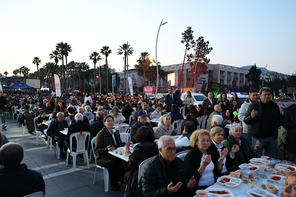 Marmaris’te Kadir Gecesi halk iftarı binlerce kişiyi buluşturdu<