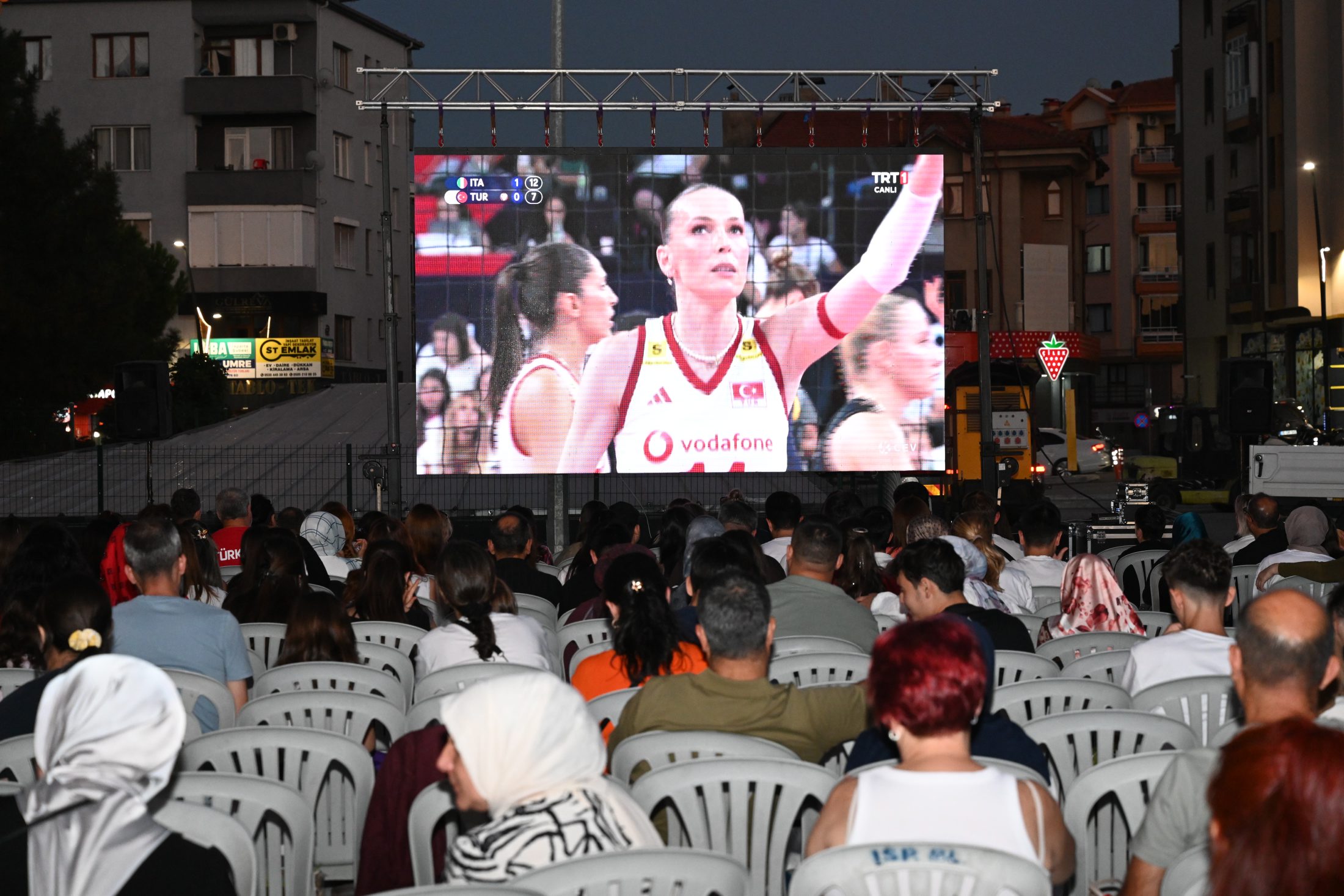 Isparta’da Filenin Sultanları’nın şampiyonluk maçı dev ekrandan izlendi<