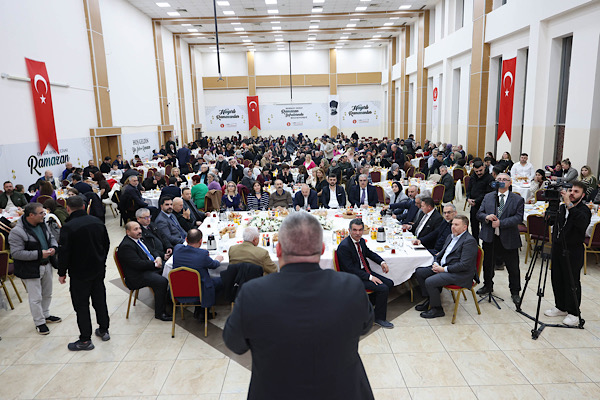 Başkan Özarslan, iftarda vatandaşlarla buluştu<