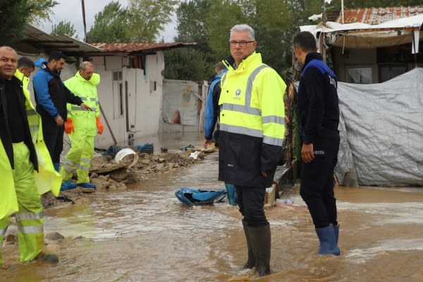 Mudanya’da sağanak sonrası taşkınlara müdahale edildi<