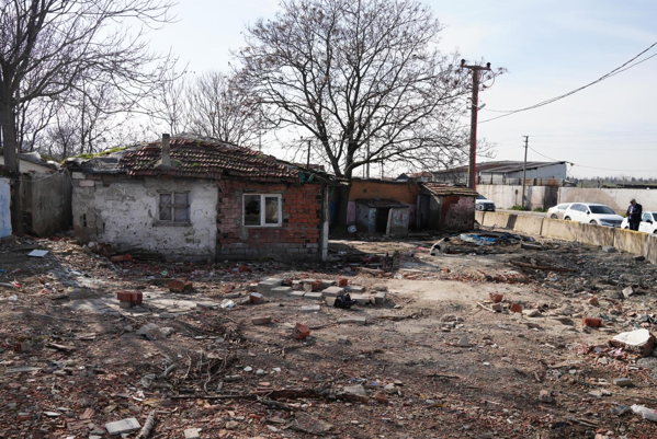 Çorlu'da metruk binaların yıkımı devam ediyor<