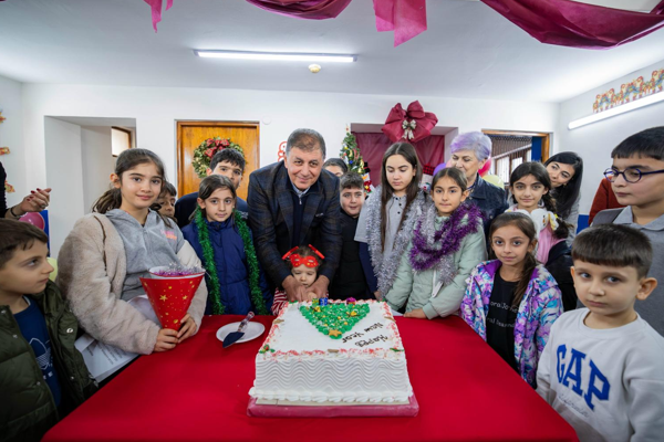 İzmirli çocuklar, yeni yıl etkinliğinde buluştu<