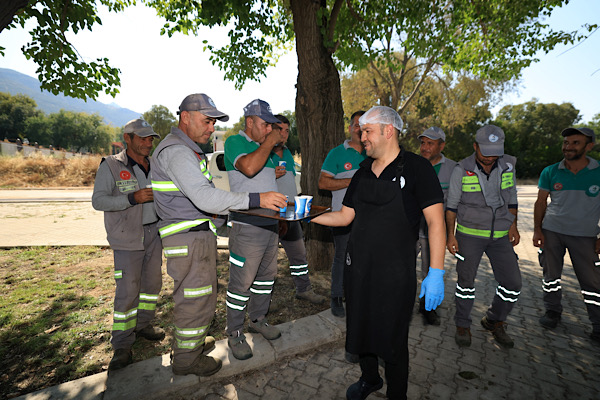 Pamukkale’de saha çalışanlarına limonata ikram edildi