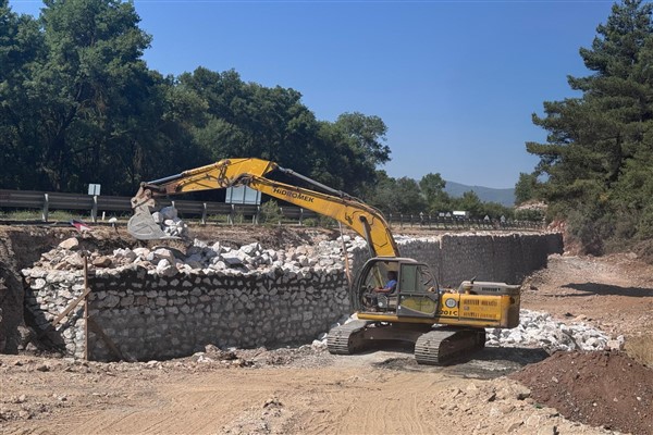 Muğla Büyükşehir Belediyesi, Sarayyanı Mahallesi'nde taş duvar çalışmasına devam ediyor